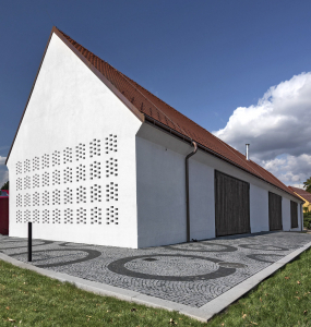 Průčelí s průduchy pro větrání zůstalo zachováno