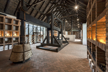 Do krovu otevřený prostor umožnil vystavit cenné historické fragmenty, mezi nimiž dominuje historický vinný lis