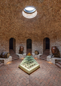 Ve vrcholu rotundy je kruhový „okulus“, který je jediným zdrojem denního světla.