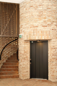 Podzemní část je přístupná po barokizujícím točitém schodišti