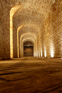 Lineární podzemní propojení se stávající budovou znovuobjevuje vstup do Křížového sklepa