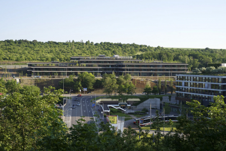 Budova s relativně velkým stavebním programem byla do svahu Dívčích hradů koncipována tak, aby co nejlépe splynula se svým okolím. Aby objekt nepůsobil příliš mohutně, autoři jeho podélně protáhlé nízké články kladli po vrstevnicích a sestupně řadili po spádnici.