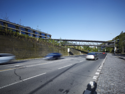 Pro pěší propojení obou budov ČSOB v Radlicích slouží tunelomost, který plynule překonává jejich výškový rozdíl