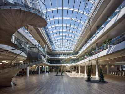 Přirozeným středem celé budovy je dvorana. Prostorová a komunikační organizace se pak paprsčitě rozvíjí do vnějších pavilonů.