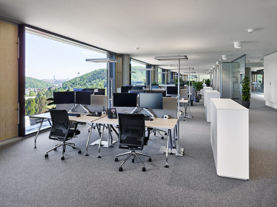 Rozeklaný půdorys zajistil dostatek klidných ploch v koncových polohách a má tak dostatečnou délku fasády, podél níž jsou umístěna trvalá pracoviště