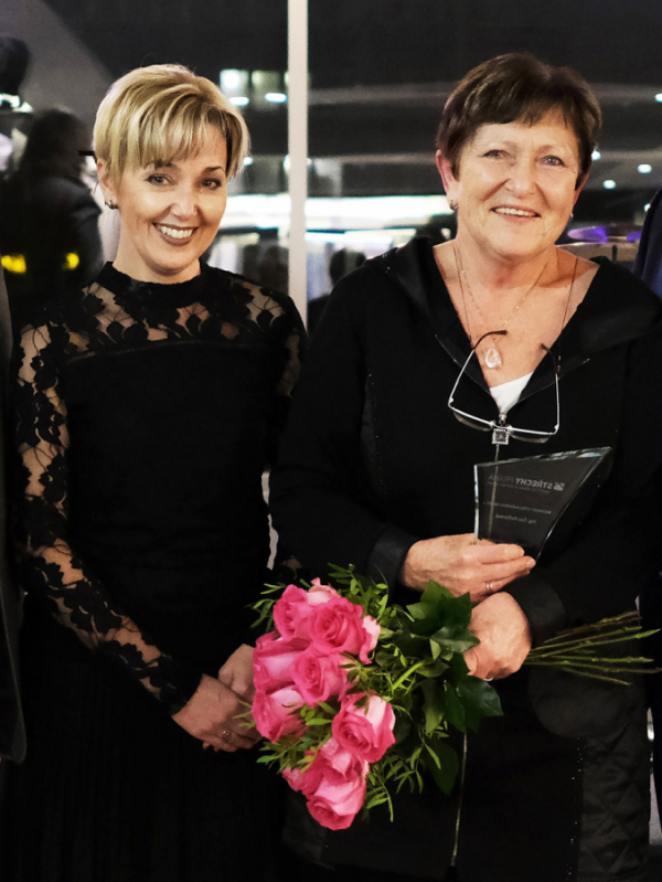 Ing. Evě Hellerové (vpravo) předala ocenění Osobnost střechařského oboru ředitelka veletrhu Střechy Praha Ing. Jitka Šefránková