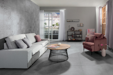 Sérii Betonico tvoří slinuté glazované rektifikované dlaždice a obkládačky s motivem betonu doplněného o větší zrnka písku a kamene