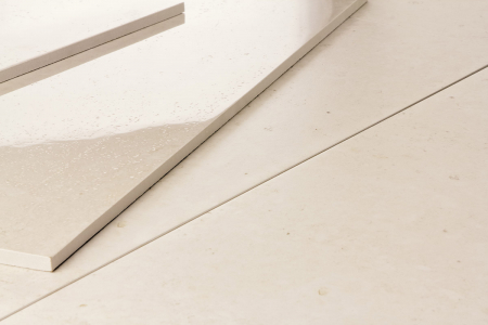 Glazované slinuté rektifikované dlaždice série Limestone s probarveným střepem imitují tmavý čedič, vápenec, travertin či mramor