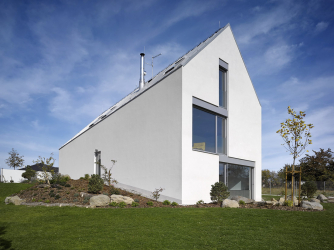 Autoři návrhu se nebránili regulativu na šikmou střechu, protože místo je pověstné sněhovými nadílkami. Projekt ovlivnil i další regulativ územního plánu, a to, že dům musí mít jedno nadzemní podlaží a podkroví.