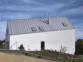 Sklon hřebene proti svahu kopíruje vnitřní prostorové uspořádání, nezvyklá forma domu tak odpovídá příčnému rozdělení půdorysu a posunu úrovní o poloviční výšku patra