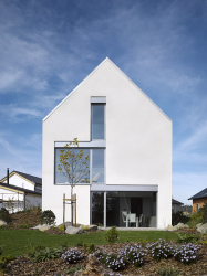 Obývací pokoj s kuchyní a jídelnou se nachází na úrovni zahrady