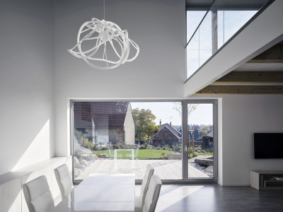 Obytný prostor je otevřen do exteriéru i na galerii s pracovnou