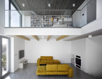 Obývací pokoj, zapuštěný do svahu, je dle definice ze zákona suterénem. Dům má tedy stále jedno nadzemní podlaží a podkroví.