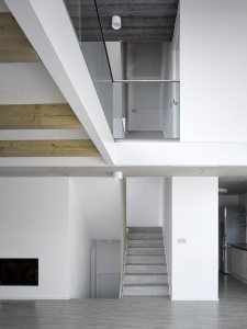 Schodiště stoupá kolem dětských pokojů až k hlavní ložnici. Nejníže položená část domu obsahuje technické zázemí.