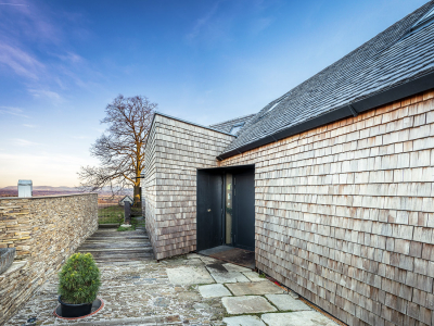 Fasády a střechy mají provětrávanou konstrukci s vnějším obkladem štípaným modřínovým šindelem