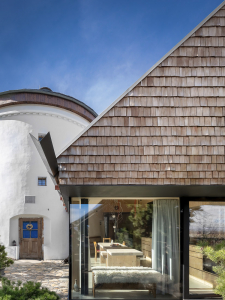 Zapojením vnitřních prostor původního mlýna do celkového obytného a uživatelského prostoru umožňuje měnit pocit z bydlení