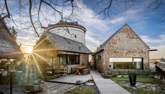 Mezi výběžky přístavby se nacházejí soukromé prostory, které se otevírají do zahrady