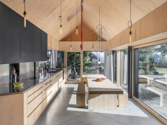 Interiéry novostavby jsou čisté a úsporné