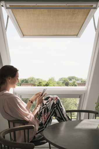 Ovládání smartphonem umožňuje uživatelům upravit nebo zastavit automatické funkce a ovládat střešní okna manuálně