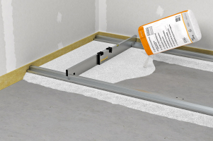 Suché podsypy se používají především pro vyrovnání nosného stropu. Stahovací latě zjednodušují zpracování systému.