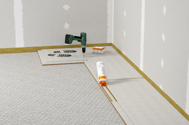 Pokládka podlahových prvků se provádí bez příčných spár s převázáním spár. Před pokládkou dalšího prvku se na polodrážku nanáší podlahové lepidlo.