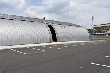 Krytá ledová plocha vznikla v bezprostředním kontaktu se sportovní halou a v blízkosti tréninkového fotbalového hřiště FK Teplice. Autor projektu zvolil architektonické řešení, které akcentuje provozní propojení obou objektů.