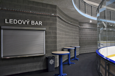 Interiéry z liaporových tvárnic dokonale odpovídají sportovnímu využití stavby