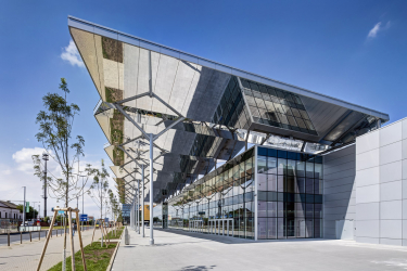 Hala stojí při ulici Českomoravská v Praze – Vysočanech, navazuje na známou O2 arénu, s níž tvoří funkční celek