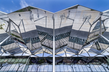 Markýza vstupní části haly O2 univerzum má zrcadlový podhled o ploše 1800 m2