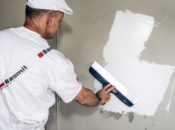 Ruční nanášení stěrkového materiálu 