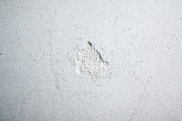 Nerovnosti základní vrstvy stěrky