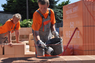 Stavbu domu z cihel HELUZ názorně ukazuje nová videopříručka 