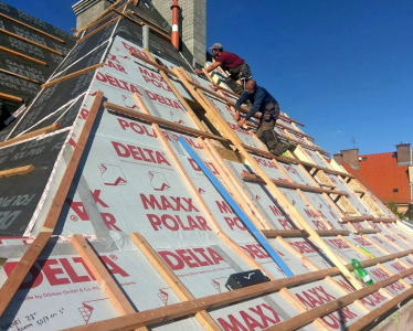 Složitý tvar střechy znamená značný prořez materiálu a velké množství detailů, a tedy vyšší zhotovitelskou i finančni náročnost. Zručný zhotovitel a poučený, movitý investor jsou nezbytným základem.