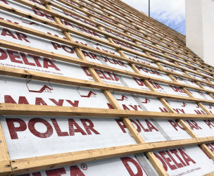 Jednoduchý tvar a velká plocha střechy s minimem prostupů umožňují maximalní efektivitu využití materiálu