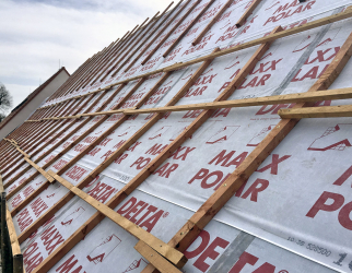 Jednoduchý tvar a velká plocha střechy s minimem prostupů umožňují maximalní efektivitu využití materiálu