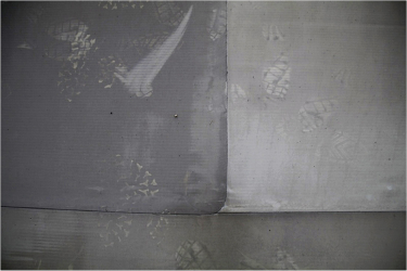 Obr. 2: Stírání vrchní plochy syntetických fólií