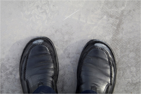 Obr. 3: Plnivo syntetických fólií odnášené na botách