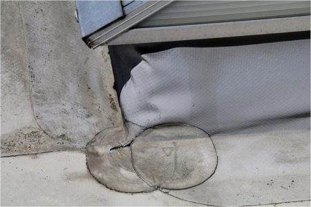 Obr. 5: Trhlina v koutových tvarovkách