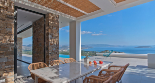 Venkovní jídelna po straně objektu, poblíž bazénu (posuvné prosklené dveře Schüco ASS 50 se při otevření zasunou do stěny z přírodního kamene)