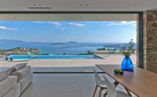 Panoramatický výhled na zátoku Tolo a Argolský záliv. Architektura Vily NafplioBlu naplno využívá všech přírodních krás tohoto výjimečného pozemku.