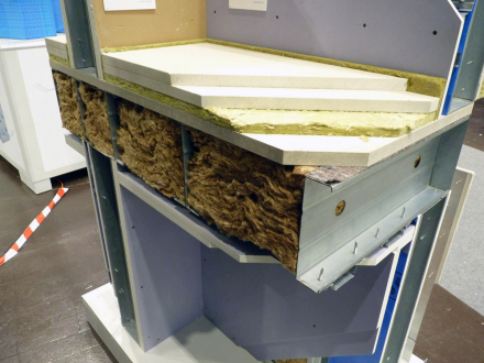 Když je hmota správně použita, nemusí jí být mnoho. Typická skladba lehkého nosného stropu s deskami Diamant – pod nosnými C-profily jsou umístěny CD- nebo HUT-profily.