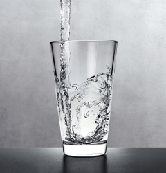 Kvalitní a hygienicky nezávadná pitná voda není zdaleka samozřejmostí ani ve vyspělých evropských zemích. Zásadní je nejen zdroj pitné vody, ale také za jakých podmínek se voda rozvádí a s jakými materiály přichází voda do styku.