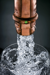 Měď je osvědčeným a vhodným materiálem pro rozvody pitné vody. Uvolňované stopové prvky mají pozitivní vliv na lidské zdraví. Je však potřeba zohlednit, kolik mědi v sobě již obsahuje samotná vedená pitná voda, nejlépe laboratorním testem.