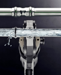 Ušlechtilá ocel je díky svým skvělým vlastnostem jedním z nejvhodnějších materiálů pro vedení pitné vody. Bezpečná lisovací technika zajistí precizní spojení, aniž by narušila výborné hygienické prostředí uvnitř trubek.