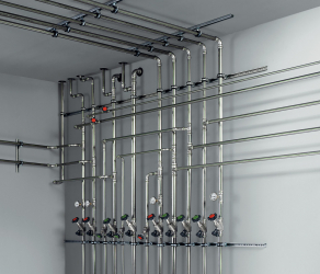 Ušlechtilá ocel je díky svým skvělým vlastnostem jedním z nejvhodnějších materiálů pro vedení pitné vody. Bezpečná lisovací technika zajistí precizní spojení, aniž by narušila výborné hygienické prostředí uvnitř trubek.