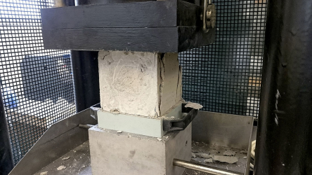 Obr. 6a: Zkouška pevnost v tlaku