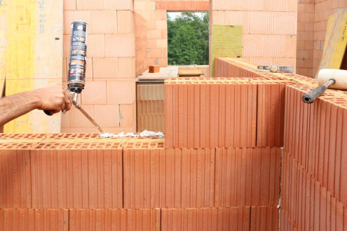 Stěna z cihel HELUZ AKU KOMPAKT 21 broušená je složena ze dvou cihelných tvarovek spojených přes minerální vlnu, která má vynikající akustické vlastnosti