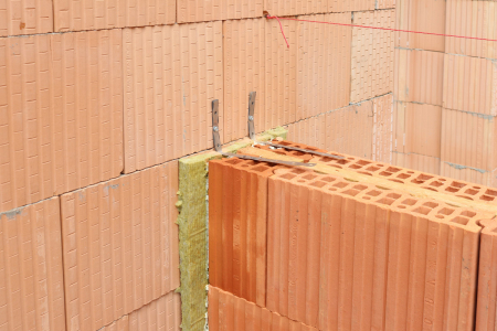 Svojí štíhlejší konstrukcí vytvoří HELUZ AKU KOMPAKT 21 větší užitný prostor a tím umožní dosáhnout vyšší užitné plochy v rámci bytu