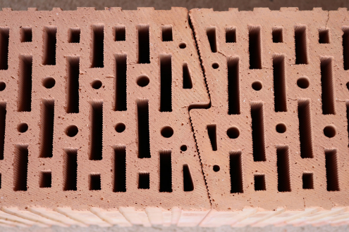Cihelný broušený akustický blok HELUZ AKU Z 17,5 je určený pro nosné i nenosné zdivo s požadavkem na větší zvukovou izolaci