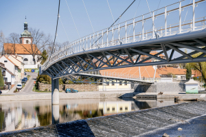 Lávka se budovala v místě, kde býval brod. Dlouhá je téměř 150 metrů, její dvě ramena jsou půdorysně přímá, ale nejsou souosá. Levá lávka je zavěšená na třech dvojicích závěsů, z pravého břehu je visutá.
